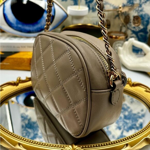 🆕 TORY BURCH 🧿 NWOT Savannah Chain Link Camera Bag, French Gray AUTHENTICATED - Picture 8 of 15